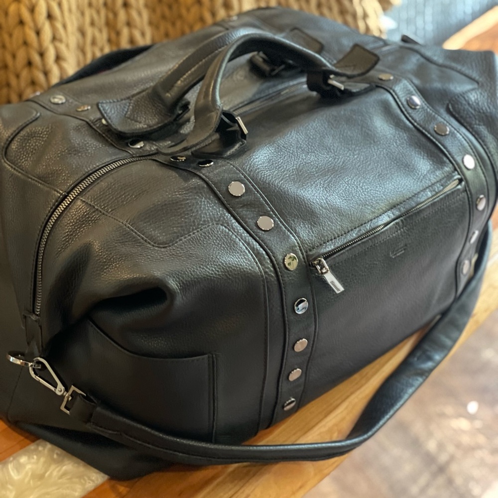 LAX INTL- brand new only used 1x smoke free home
